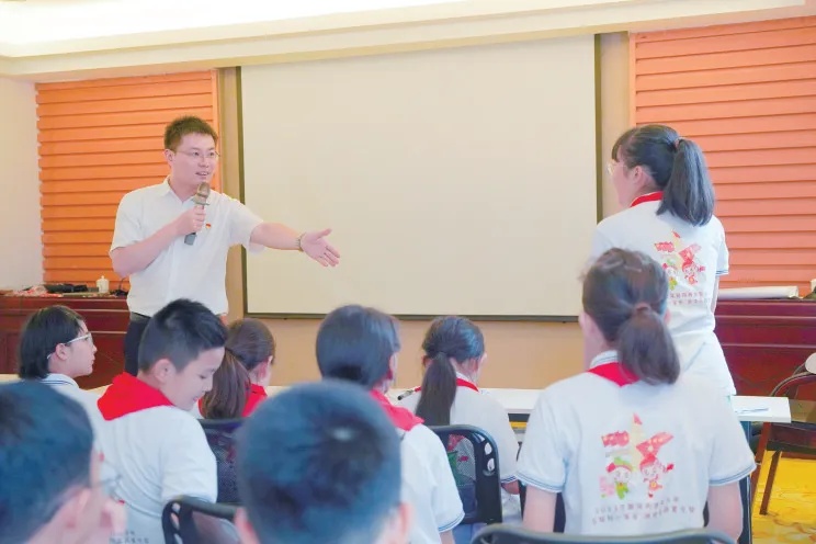 智慧博物馆， 讲解员为新疆学生上党课