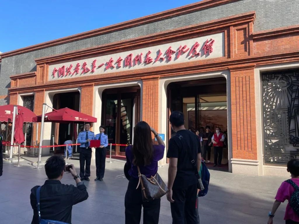 参观者在中共一大纪念馆门前留影